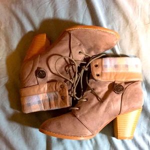 Hot Topic Exclusive Outlander Tartan Taupe Lace-Up Heel Booties